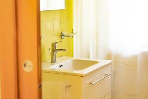 een badkamer met een wastafel en een spiegel bij Trilocale comodo ai servizi in Alessandria