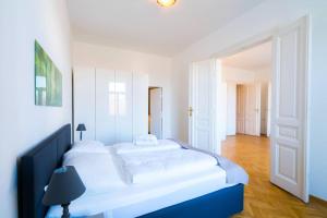 een slaapkamer met een groot wit bed in een kamer bij Vienna Residence Althanstraße - Alsergrund 6348 in Wenen