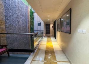 un couloir d'un bâtiment avec un banc et un mur dans l'établissement WoodApple Residency, à New Delhi