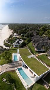 una vista aerea di una casa vicino alla spiaggia di Karafuu Beach Resort & Spa a Pingwe