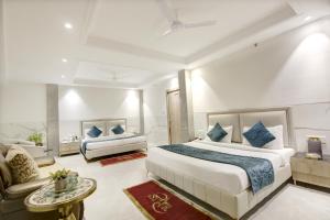 Pokój hotelowy z dużym łóżkiem i krzesłem w obiekcie Hotel International Inn - Near Delhi Airport w Nowym Delhi