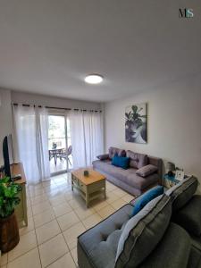 Sala de estar con 2 sofás y mesa en Cozy Apartment in Paphos Beautiful Complex, en Pafos