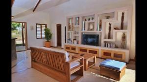 諾西貝的住宿－Villa Agay，一间带长凳和电视的客厅