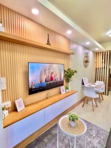 マニラにあるScandi-Style & Organic condo Shore 3 MOAのリビングルーム(壁に薄型テレビ付)