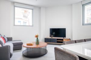 Televisyen dan/atau pusat hiburan di Spacious apartments for 6 people #3