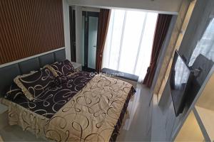 um quarto com uma cama e uma grande janela em Apartment Meisterstadt Pollux Habibie Studio Sea View A1-2112 - Netflix Premium em Batam Center
