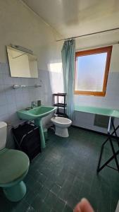托農萊班的住宿－Villa Jane B，一间带绿色水槽和卫生间的浴室