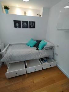 um quarto com uma cama com gavetas brancas em Private self contained self catering flat em Bristol