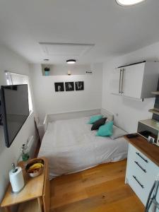 Private self contained self catering flat في بريستول: غرفة نوم صغيرة بها سرير وتلفزيون بشاشة مسطحة