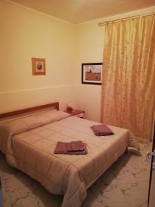 sypialnia z łóżkiem z dwoma ręcznikami w obiekcie Villa Gallina w mieście Avola