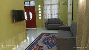 TV a/nebo společenská místnost v ubytování Iffah Homestay 2