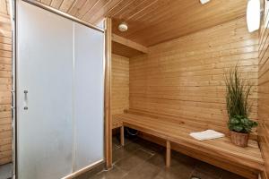 un sauna avec un banc et une plante dans l'établissement Venture Vacations-Massive Villa in Downtown Reykjavík with a Sauna, à Reykjavik