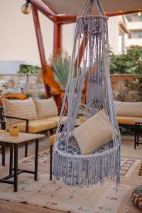 Uma área de estar em Godija Hotel & Suites