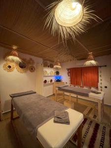 una camera con letto, tavolo e luci di Riad La Calèche & SPA a Marrakech