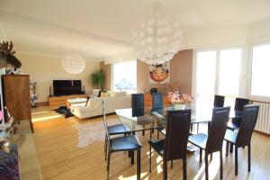 a dining room and living room with a dining table and chairs at Escapade au Bube - Vue exceptionnelle - Nouveau in Barr