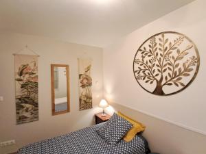Postel nebo postele na pokoji v ubytování MAISON LONGERE LES CAMELIAS