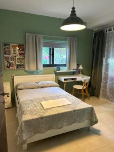 A bed or beds in a room at 7 SENCES!!