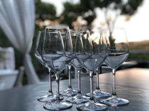 una fila de copas de vino sentadas en una mesa en Petra Maris B&B en Peschici