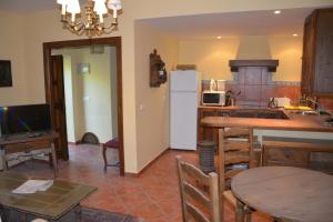 een keuken met een tafel en een witte koelkast bij Los Naranjos in Trujillo