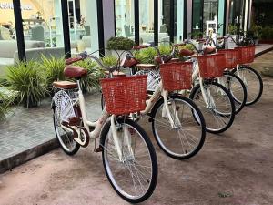 楠府的住宿－DMhotel&cafe，一排自行车停放在一排篮子中
