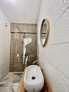 ein Bad mit einer Dusche, einem WC und einem Waschbecken in der Unterkunft Apartman Sunny, Istocno Sarajevo - Lukavica in Sarajevo