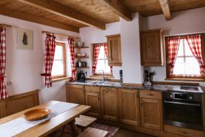 Kuchyňa alebo kuchynka v ubytovaní Chalet Steinerner Meerblick