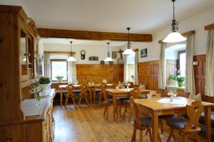 comedor con mesas y sillas de madera en Brettmaisserhof, en Ternberg