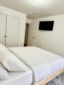 Katil atau katil-katil dalam bilik di Stylish Evergreen Apartment By Newark Airport