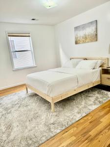 Katil atau katil-katil dalam bilik di Stylish Evergreen Apartment By Newark Airport