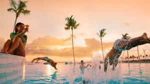 Joy Island Maldives All Inclusive Resort في مدينة ماليه: تجمع الناس في الماء عند المسبح