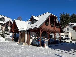 Nové HamryにあるHOFBERG Apartmánの雪家