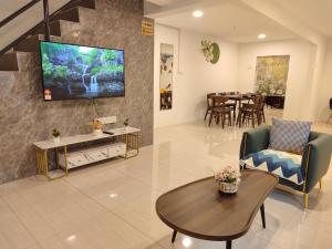 TV a/nebo společenská místnost v ubytování Golden 78 Ipoh Homestay