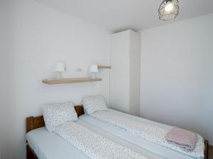 Un pat sau paturi într-o cameră la MDC Apartments
