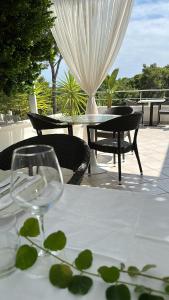 una mesa con dos copas de vino en un patio en Petra Maris B&B en Peschici