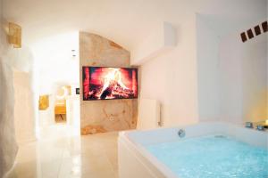 a bathroom with a tub with a painting on the wall at Le temple d'Aphrodite, Appartement avec SPA in Vienne