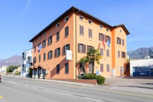 ein großes Gebäude an der Straßenseite in der Unterkunft Casa Zen in Balerna