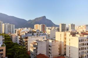 a city with buildings and a mountain in the background at Charlie Top Apart Leblon in Rio de Janeiro