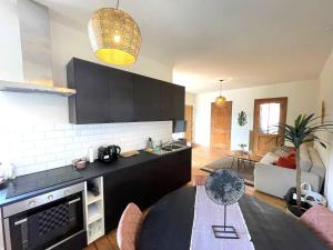 een woonkamer met een keuken met een tafel en een bank bij Boho Apartments - 2 Bedrooms in Antwerpen