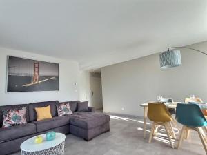 ein Wohnzimmer mit Sofa und Tisch in der Unterkunft La Dolce Vita *Disney*Paris*Balcon* in Magny-le-Hongre