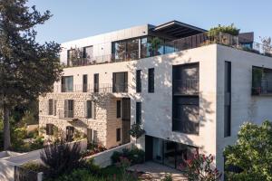 una vista exterior de un edificio en THE Y HOUSE, en Jerusalén