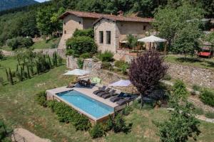 Bazén v ubytovaní VILLA ANCORA Tenuta Lonciano alebo v jeho blízkosti