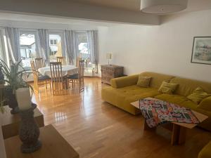 sala de estar con sofá verde y mesa en Wohnung direkt am Wald, en Warstein