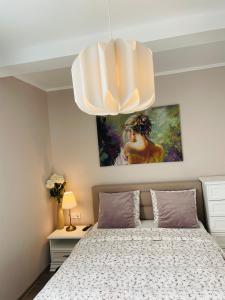 Schlafzimmer mit einem Bett mit Wandgemälde in der Unterkunft Apartament Cetate Alba Carolina in Alba Iulia