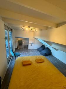 a bedroom with a large yellow bed in a room at Bosrijke vakantiewoning in Lochem