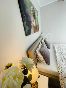 a living room with a couch and a painting on the wall at Apartament CETATE ALBA CAROLINA in Alba Iulia