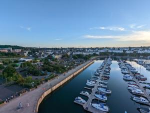 um grupo de barcos estão ancorados numa marina em Sea La Vie em Bangor