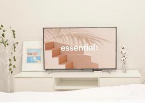 un televisor en una cómoda blanca en un dormitorio en Brick stay en Seúl