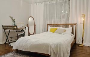 Brick stay في سول: غرفة نوم مع سرير مع مرآة ومكتب