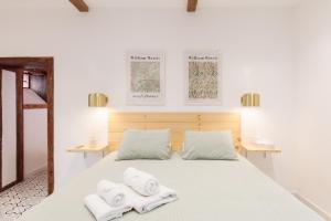 a bedroom with a bed with towels on it at Casa Canaria Azucena in Los Llanos de Aridane