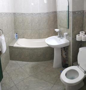 Ta'arof Apartment في أوراديا: حمام مع حوض ومرحاض ومغسلة